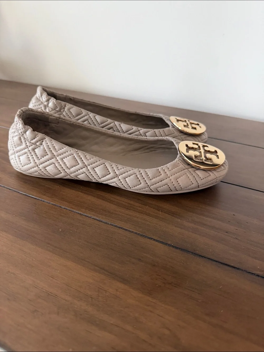 Tory Burch Quilted Beige/grey Leather Ballet Flats with Gold Logo Medallion